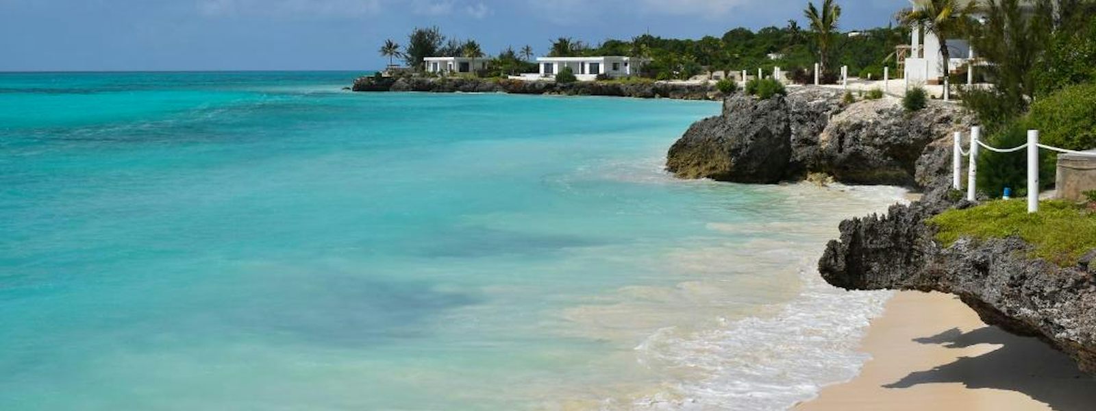 Beach and rocky coastal setting at SafiraBlu