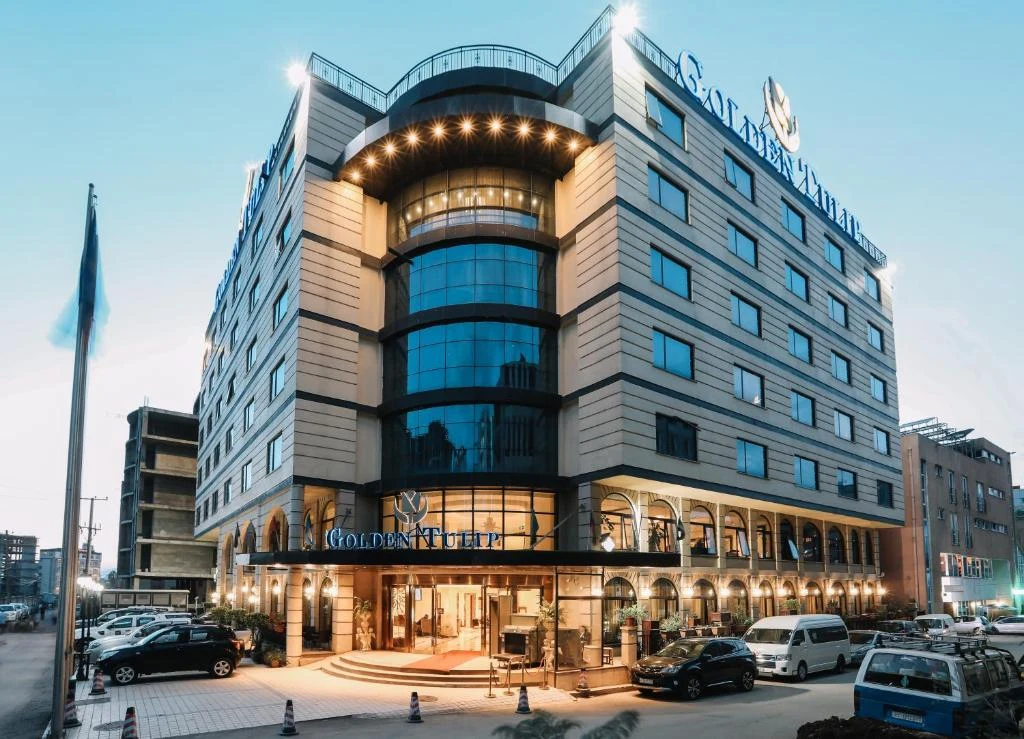a large building with cars parked in front of it