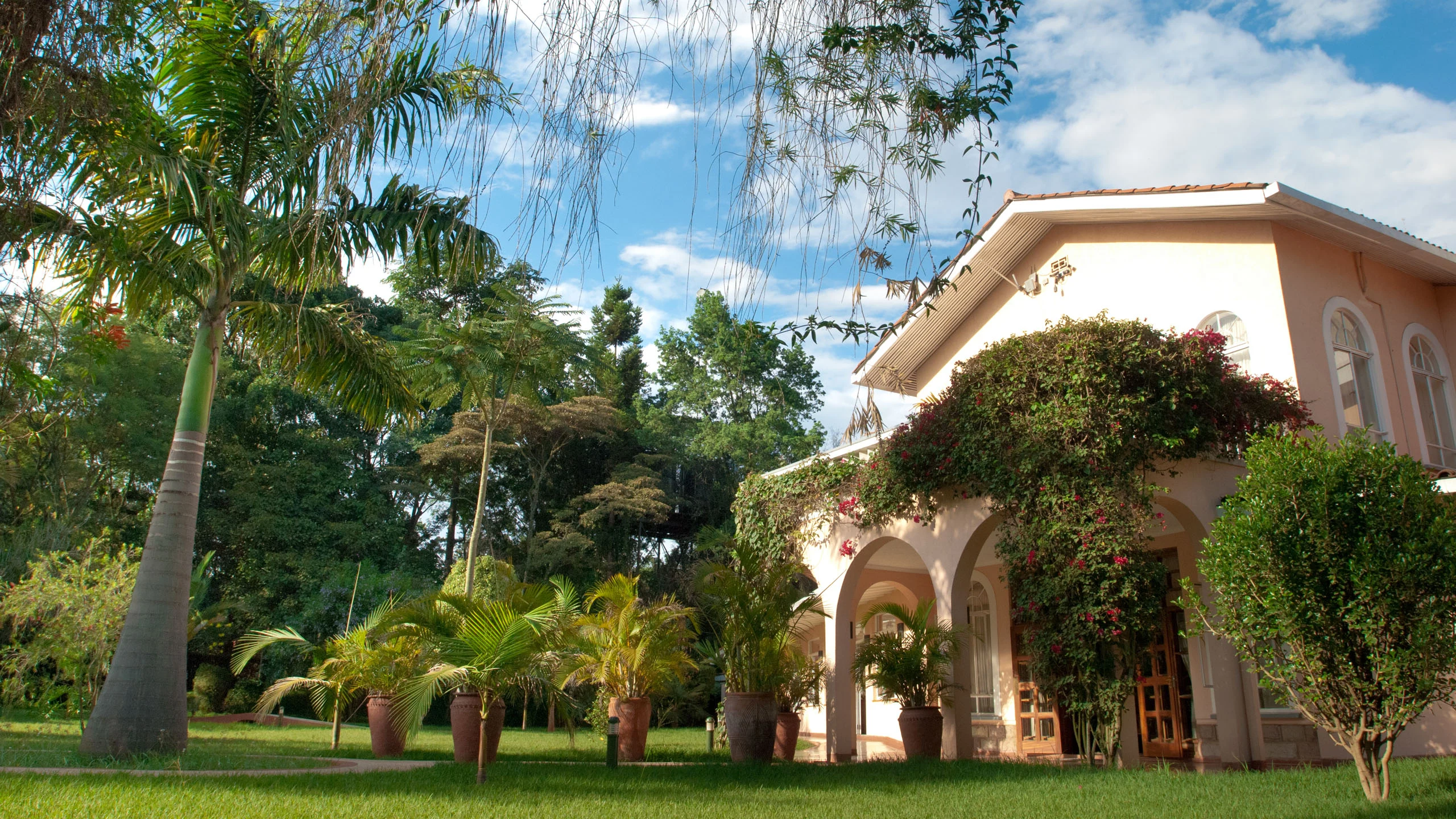 Garden building with arched veranda at House of Waine