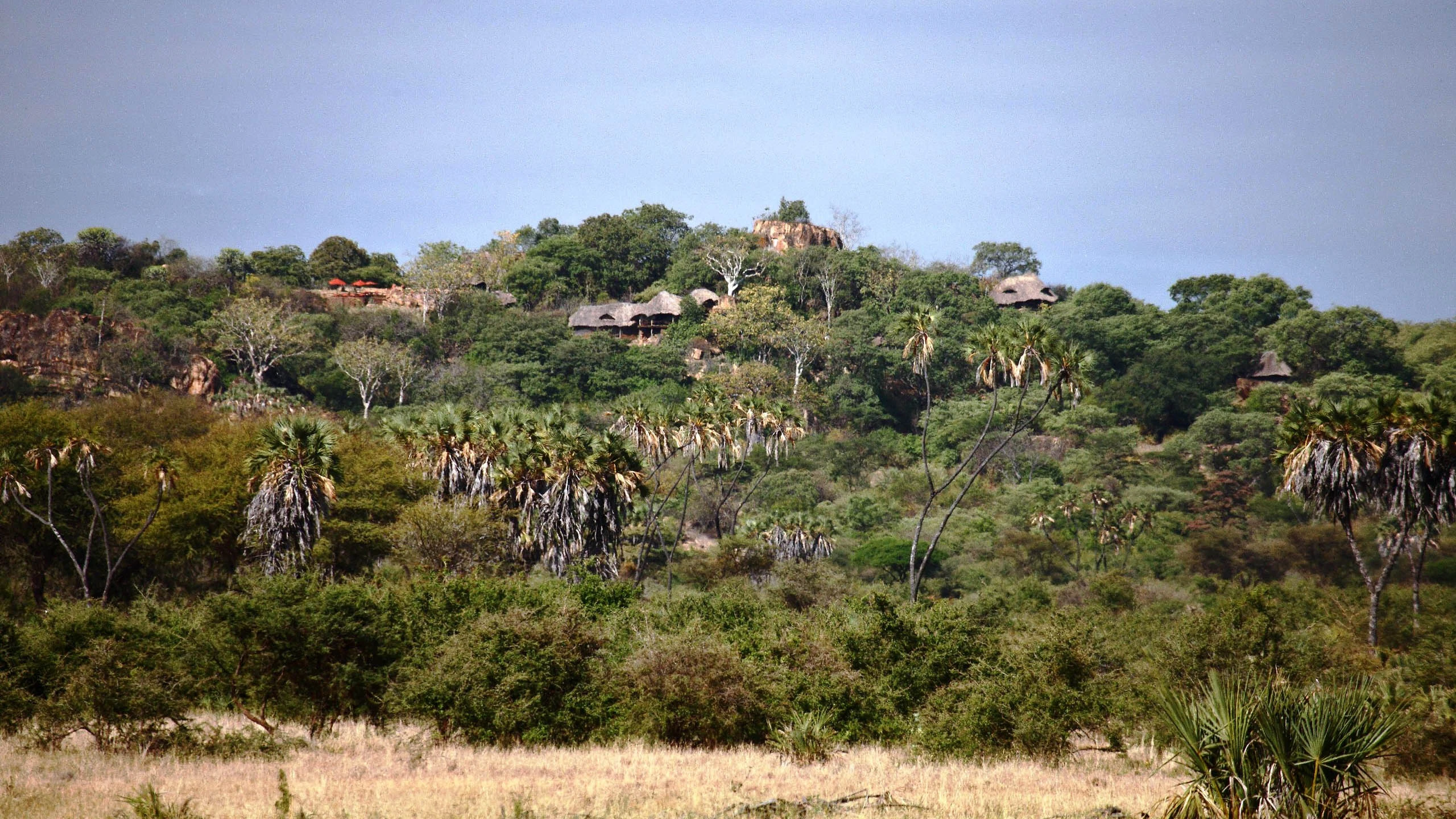 Lodge buildings among wooded rocks at Elsa's Kopje