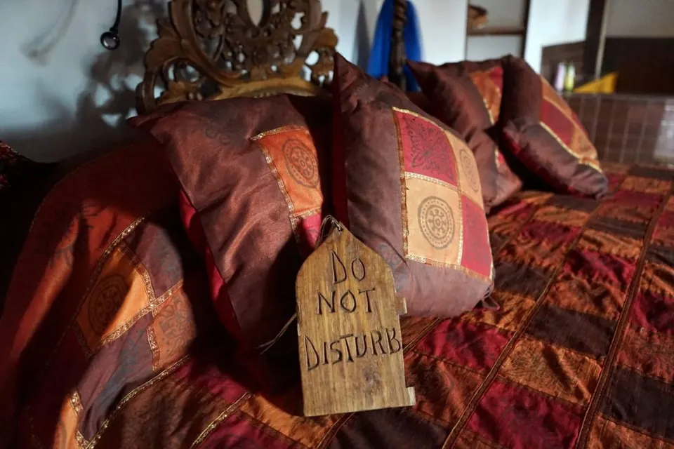 Sultana suite bed detail