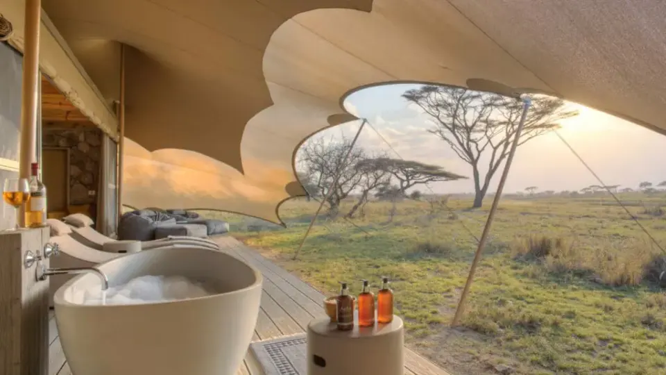 Namiri Plains outdoor bathtub
