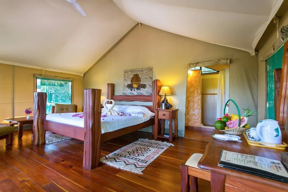 Mara Simba bedroom and furnishings