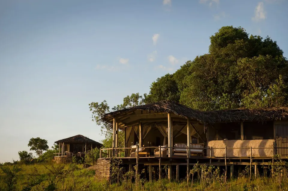 Exterior of open-fronted Lamai Private accommodation among the kopje rocks