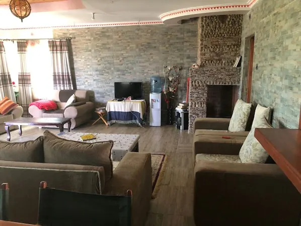 Giraffe Lookout House communal living room