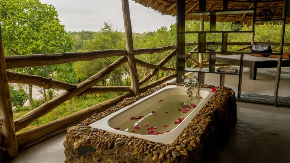 Superior room bath and river terrace