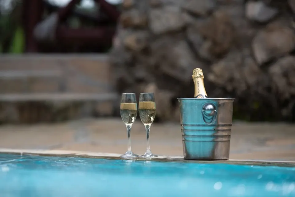 Naivasha Kongoni poolside drinks detail