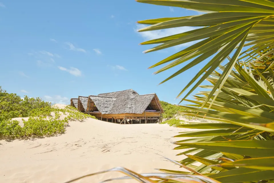 Kizingo Deep Sea Banda exterior among the dunes