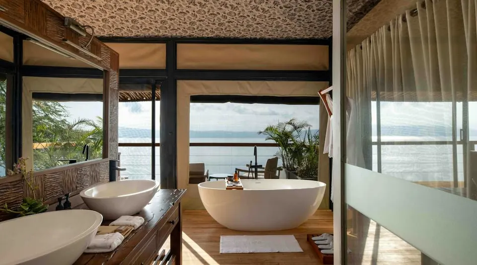 Suite bathroom and view-facing bathtub