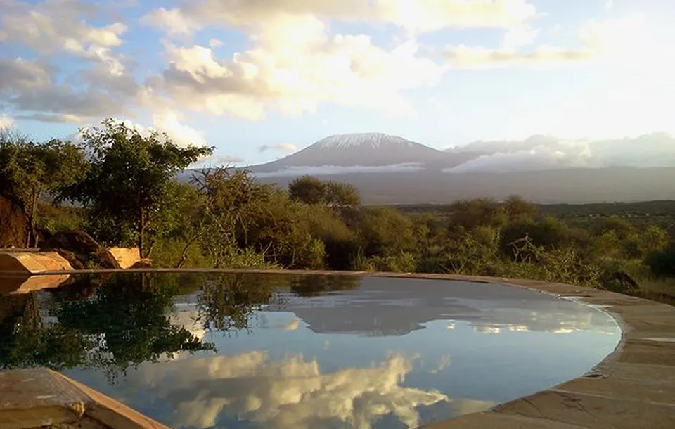 Elerai Camp infinity pool overlooking landscape