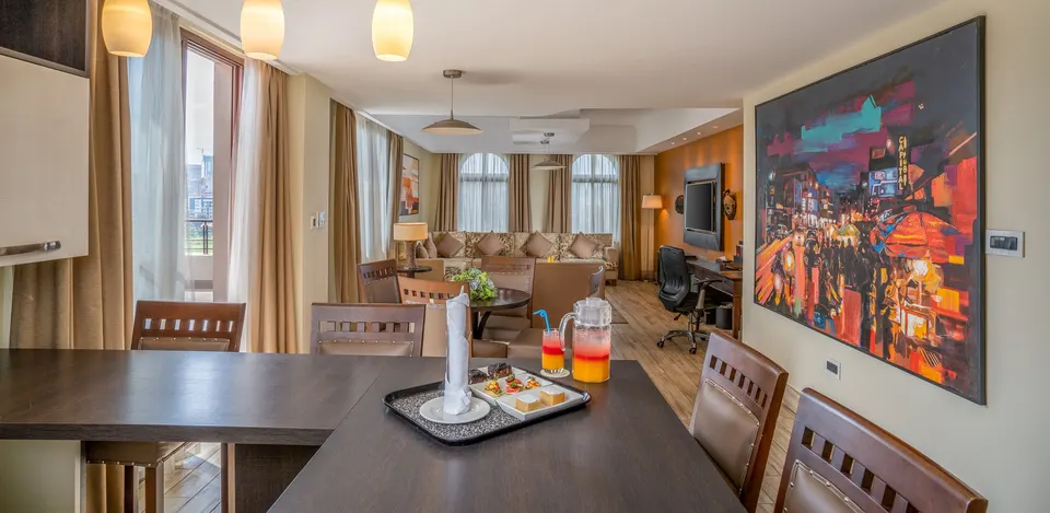 Méstil suite kitchen and living space; exact suite subtype unassigned