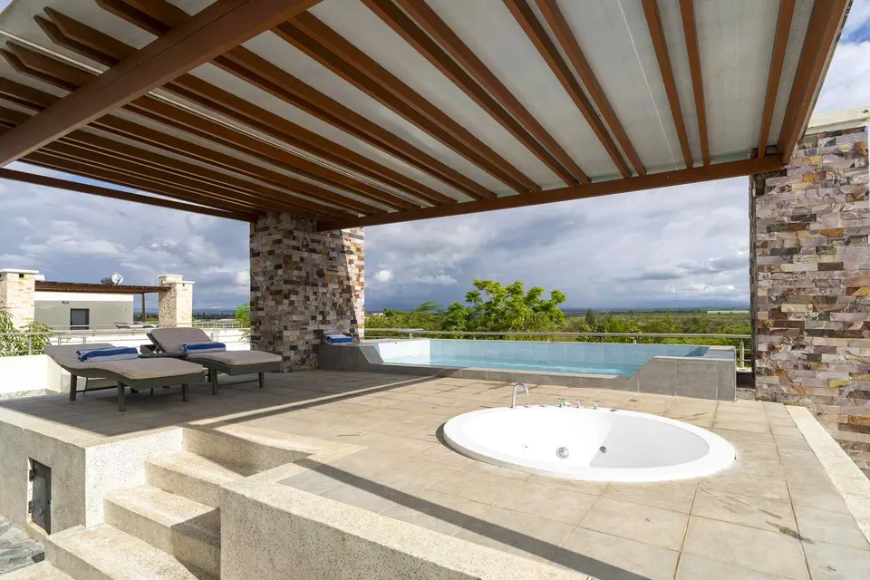 Villa rooftop Jacuzzi and plunge-pool terrace