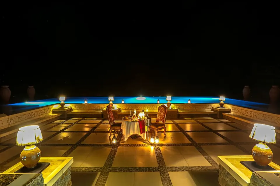 Kilimamoja poolside dinner setting