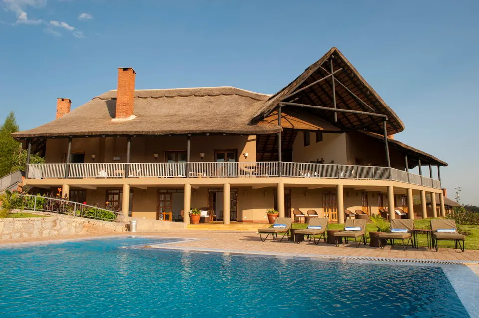 Kitela Lodge main house and swimming pool