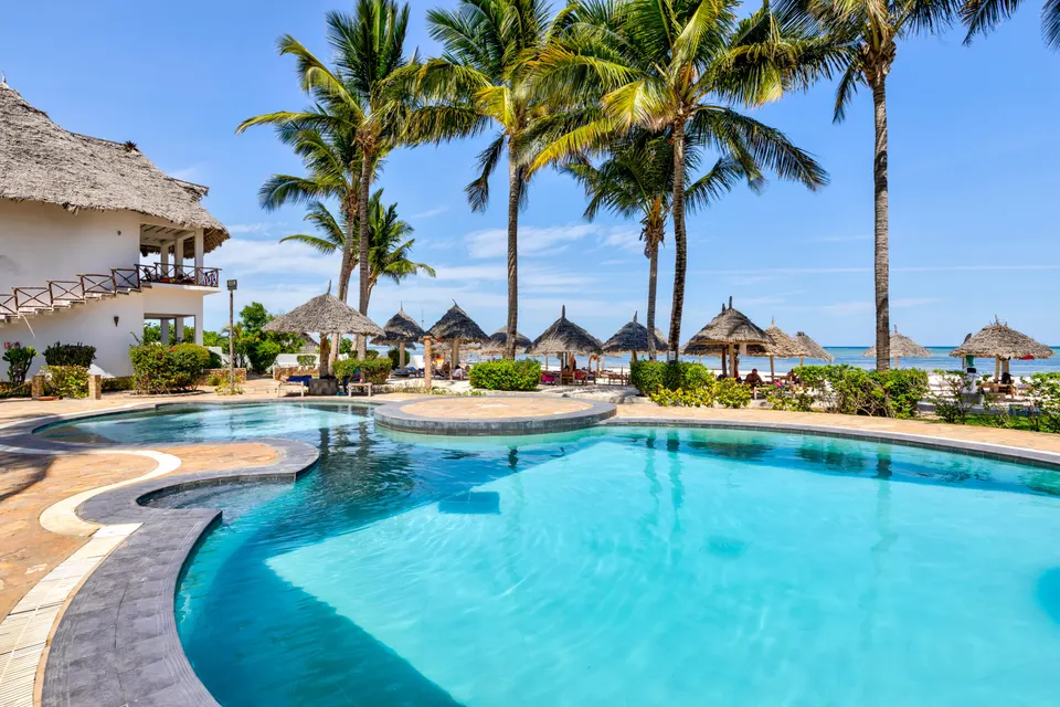 Waridi pool facing the beach