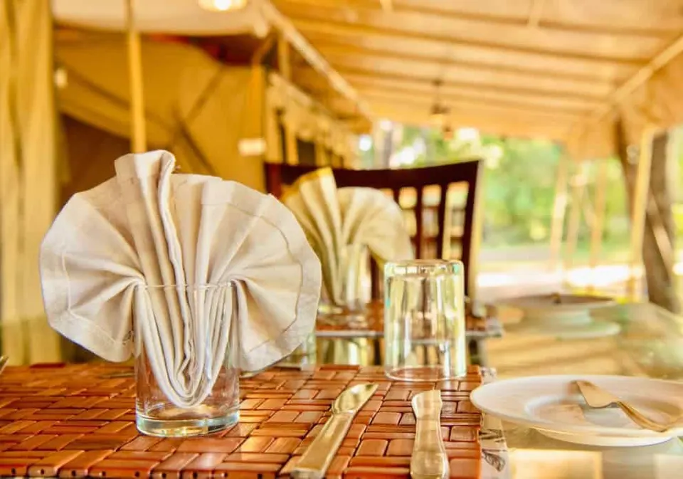 Lorian dining table in the open-sided camp setting