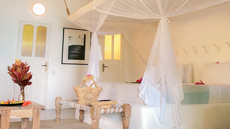 Chuini light-toned guest bedroom