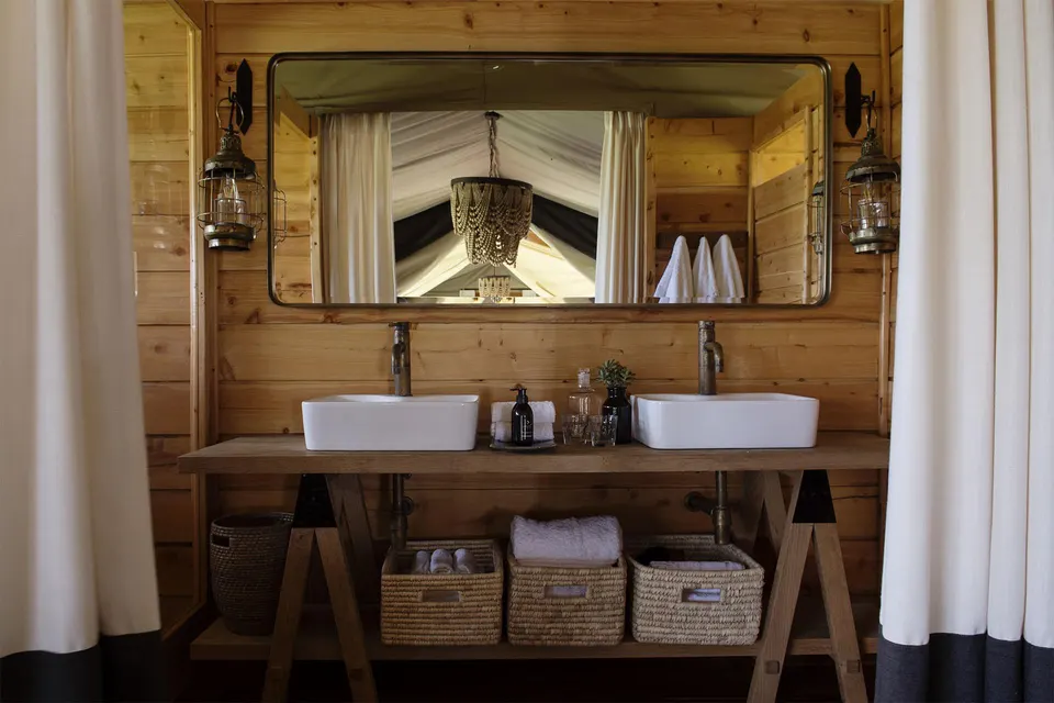 Siringit Serengeti twin-basin bathroom