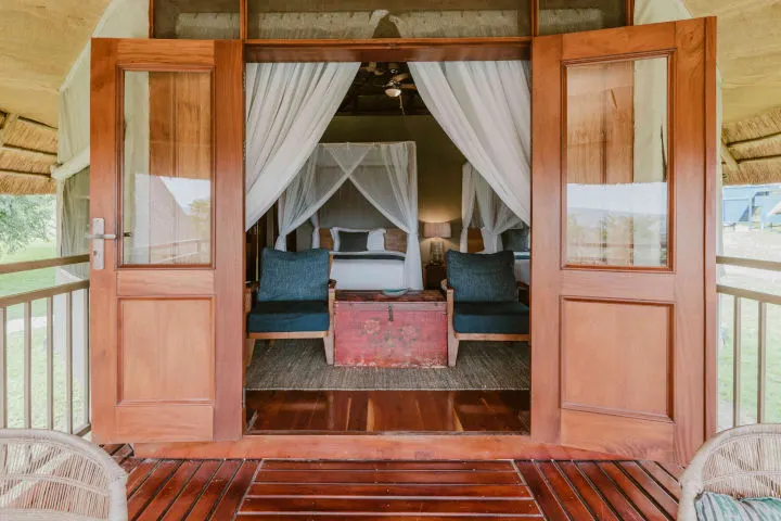 Family-banda entrance and bedroom
