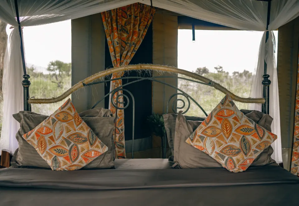 Serengeti Wildebeest Camp bed detail