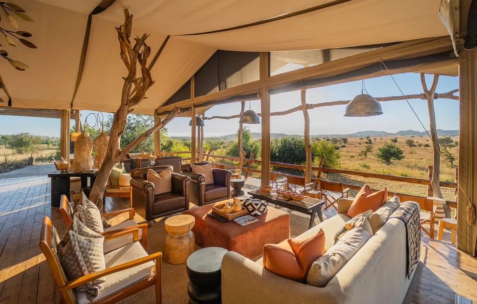 Current Simbavati Grumeti lounge overlooking the plains