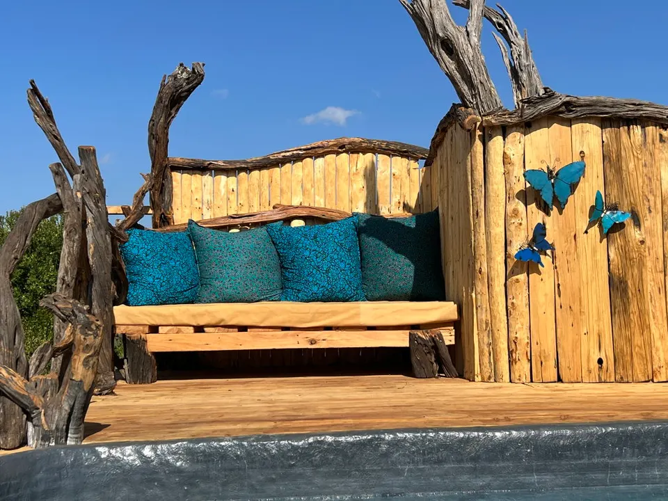 Ekorian’s Mugie poolside seating