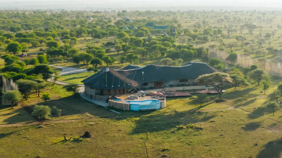 Olkarien lodge and swimming pool overview