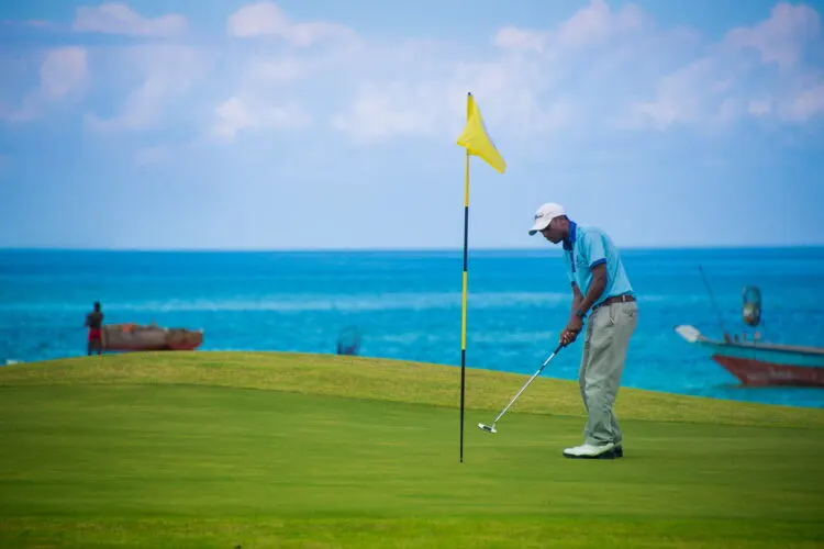 Golf at Sea Cliff beside the ocean