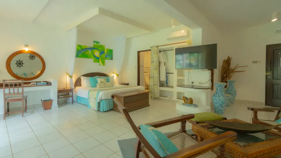 Voyager Executive Garden View cabin living and sleeping area