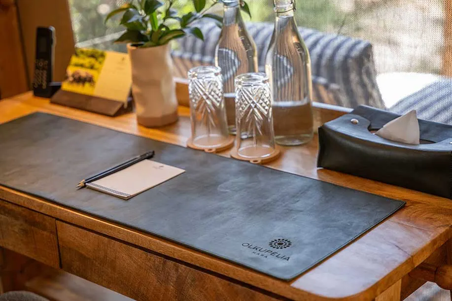 Olkupelia in-suite refreshments and desk detail