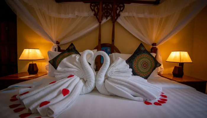 Sunny Palms guest bedroom