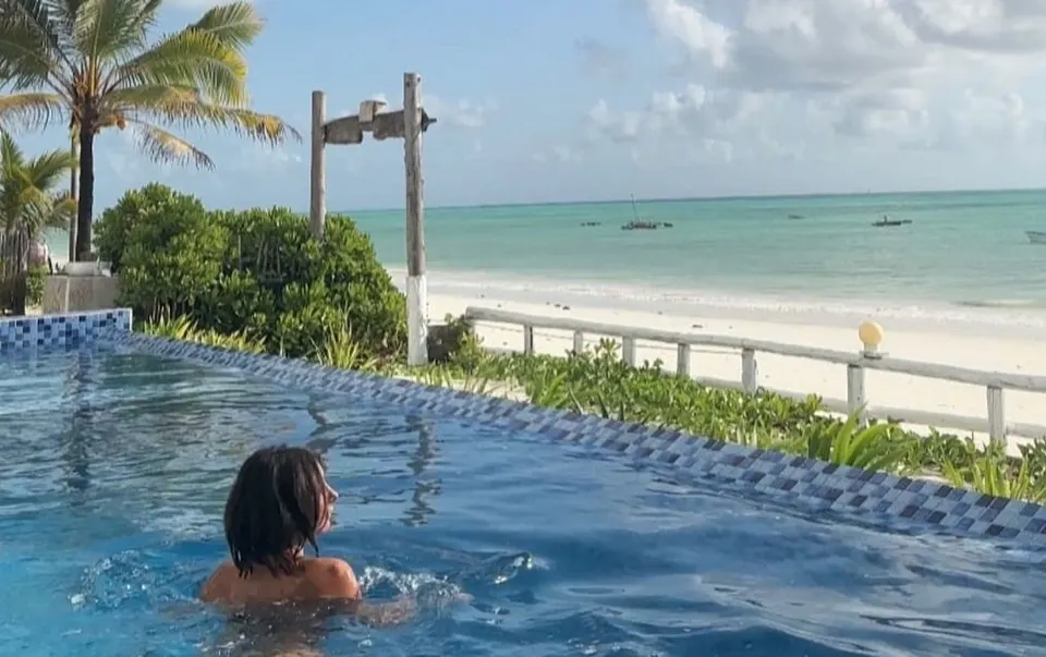 Coco Beach infinity pool facing the shoreline