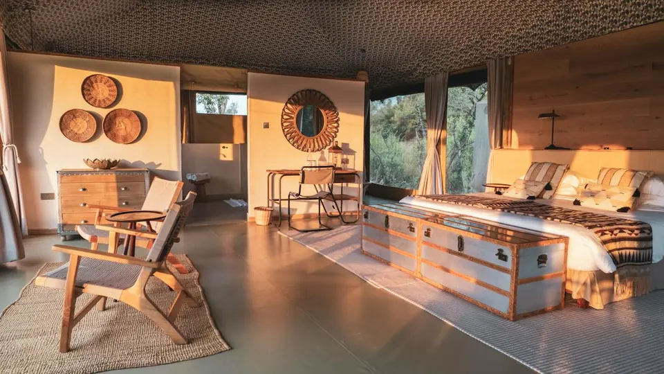 Entim Private suite with living space and double bed