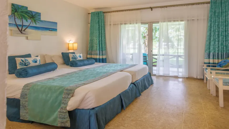 Voyager Garden View cabin bedroom