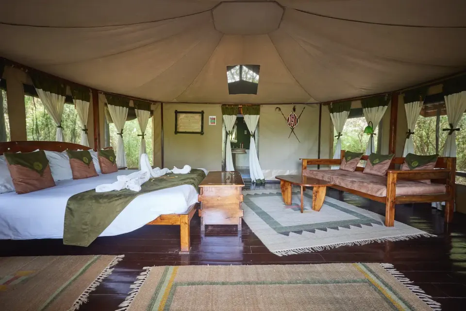 Riverfront tent double-bedroom layout