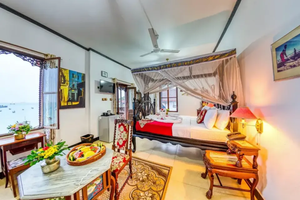 Deluxe Suite bedroom with seating area at Tembo House
