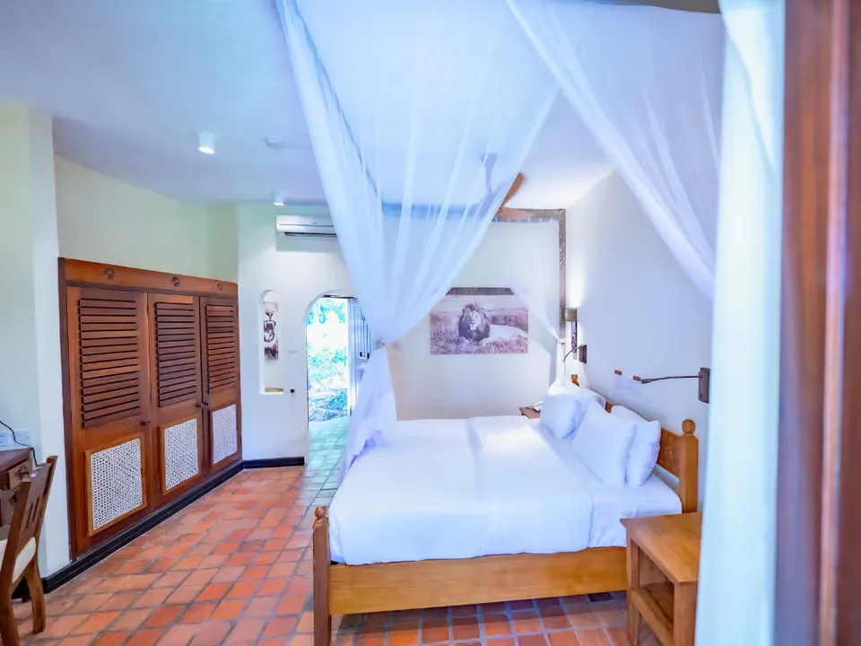 Severin Sea Lodge bedroom interior, second view