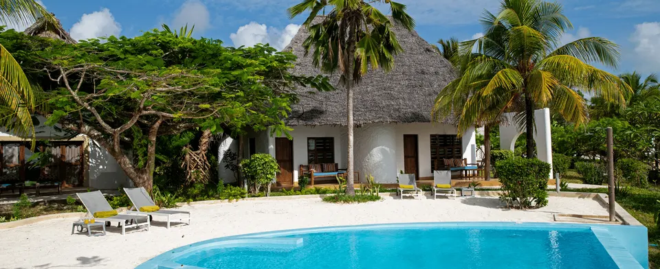 Shooting Star pool and thatched accommodation
