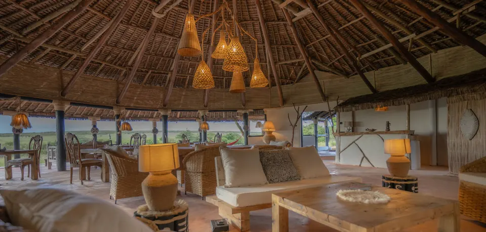 Mara Major communal lounge beneath the Makuti roof