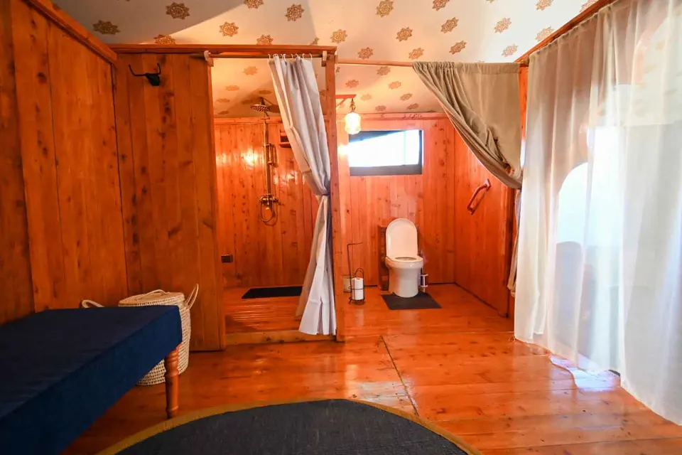 Naona Moru ensuite bathroom