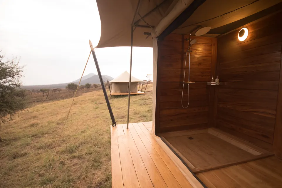Serengeti Luxury Retreat open-canvas shower