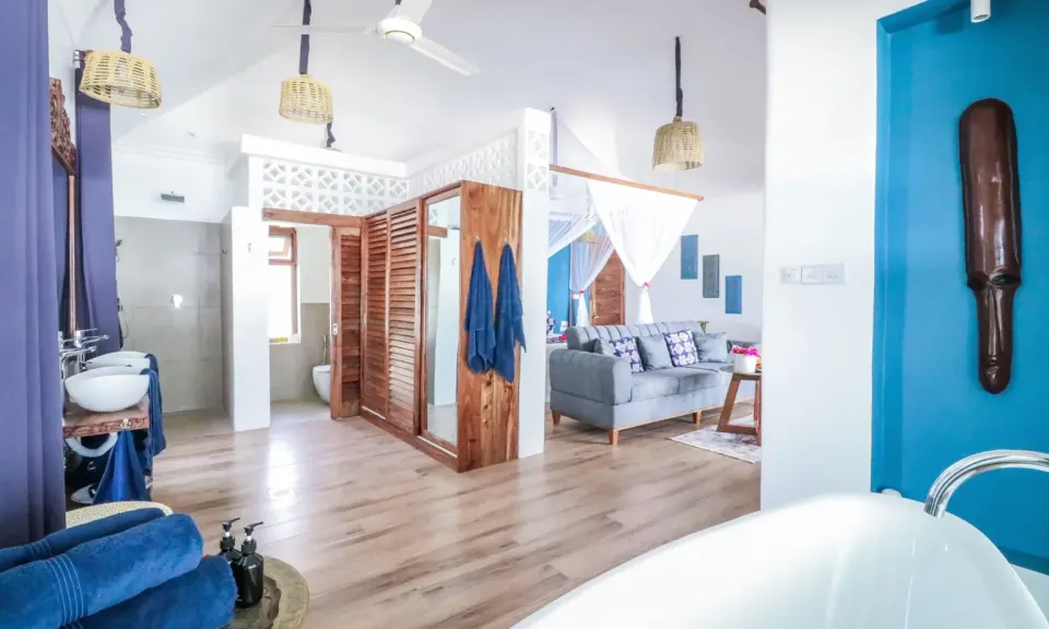 Guest accommodation with freestanding bathtub and lounge