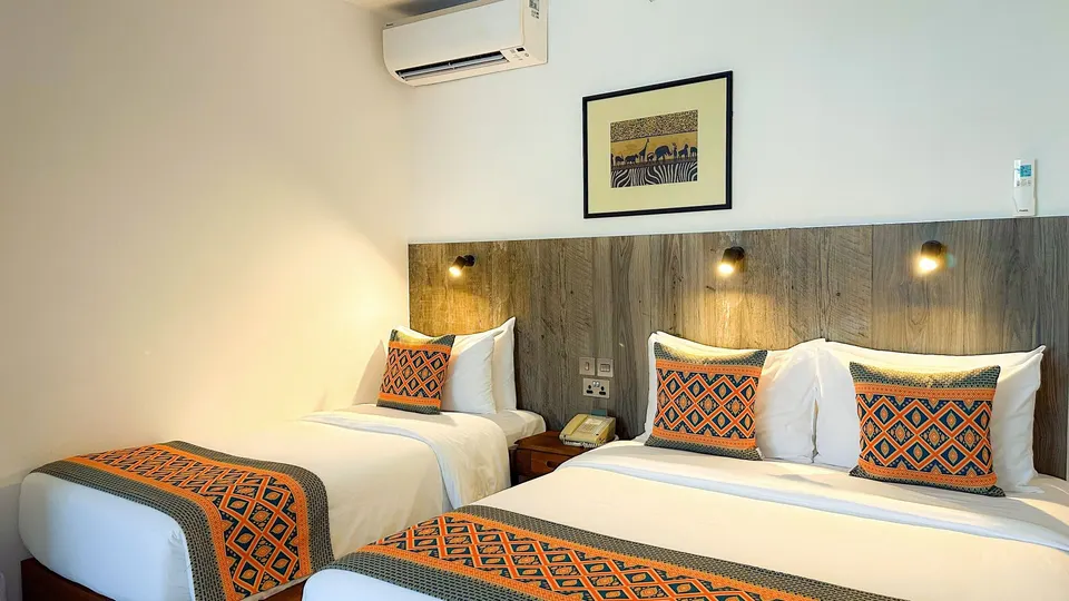 Travellers Deluxe bedroom; photo bedding does not establish occupancy