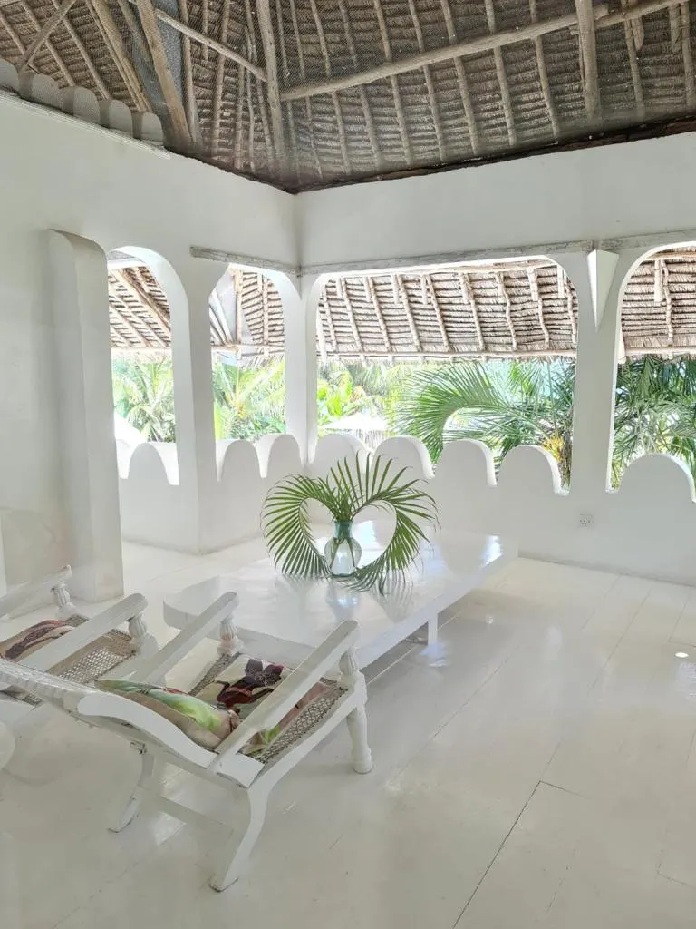Main-house covered lounge